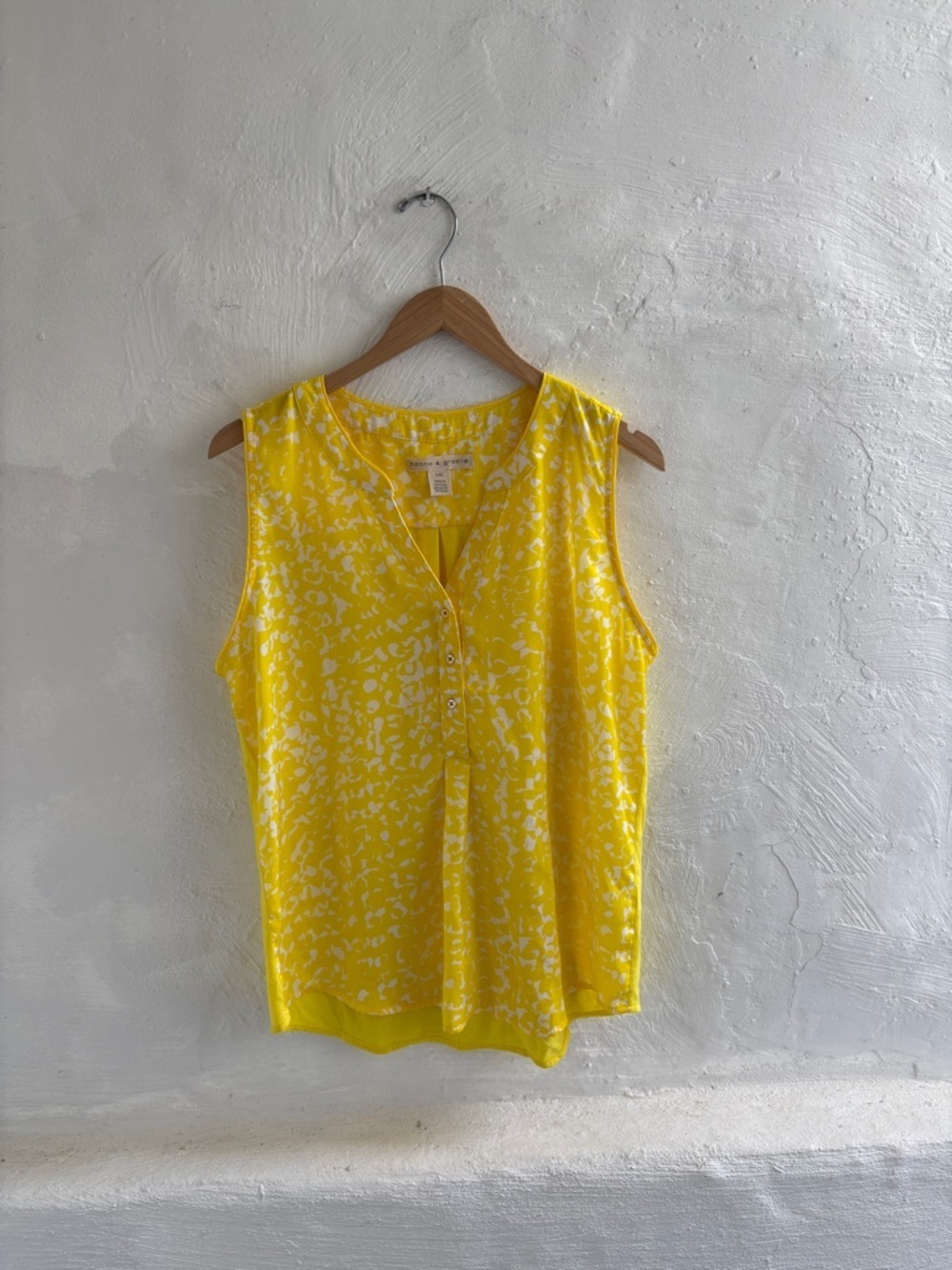 Hanna & Gracie yellow patterned button down sleeveless blouse